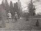 Två män står framför Vasamonumentet i Kalmar Stadspark.