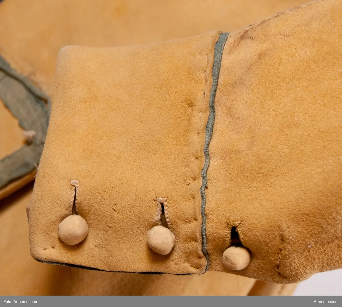 Kyller av gul älghud med blå linneband som kantning på insidan. Lätt utsvängt nertill med litet skört bak. Uppvik framtill, axelkarmar och låg krage.  Kragens linneband är i dag i upplösning och bara några trådar finns kvar.
Helt framtycke, och delat bakstycke samt två separata sidstycken. Sidsöm under ärmen.
Formade tvåsömsärmar med ärmuppslag. Ärmuppslagen har blå passpoal och sprund som knäpps med 3 koniska knappar klädda med sämskskinn i samma färg. Ett fjärde knapphål som är igensytt talar om att plagget blivit omsytt vid något tillfälle. En rad hål efter stygn på insidan av höger framstycke visar att plagget har haft en knappstolpe/underlott.
Axelklaffar fodrade med blått linne som knäpps vid kragen med samma knappar som ovan.
Plagget knäpps kant i kant mitt fram med 12 stycken hyskor och hakar av metall. Alla sömmar är sydda med oblekt lintråd.
Märkt inuti ryggen med "N 2".