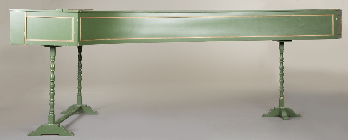 Klaverinstrument i italiensk stil med omfang FF–g4 og 2 x 8' registre. Treslag brukt i instrumentet: Sarg - alerce, Tastbelegg - buksbom, Taster - redwood (muntlig informasjon fra produsent).

Deler som kan tas av: Frontlokk til klaviatur, to benstativ, lokkstøtte.