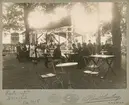 Servering vid den första hantverksmässan som anordnades av Kalmar Fabriks- och Hantverksförening i parken vid Norrgård i slutet av maj 1914.