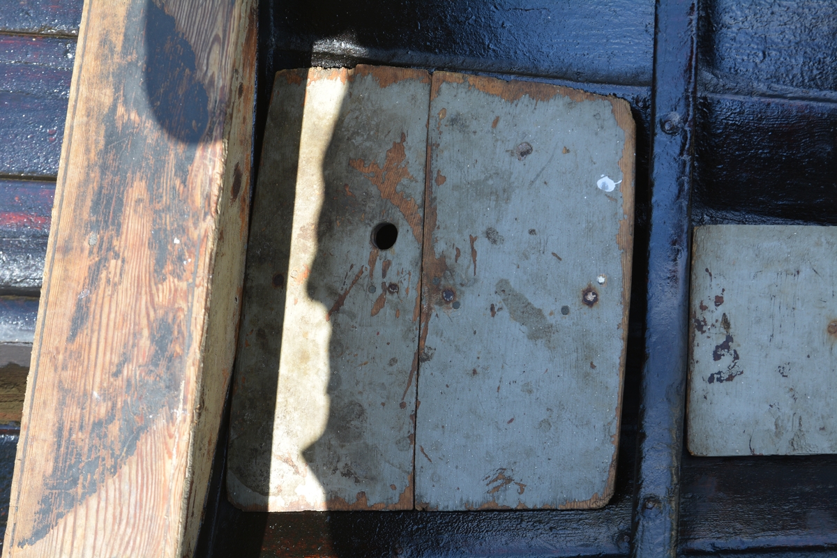 To trestykker satt sammen til en tilje, har hull for lettere å ta den opp