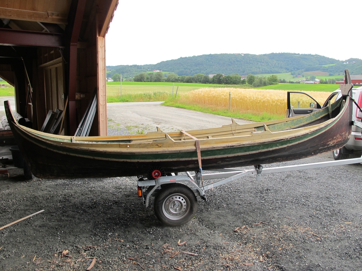 En klinkbygd trebåt 17 fot