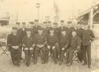 Uppgifter saknas även på Marinmuseum. Fylgia är här fortfarande vit, målades grå under WWI.
4:de från höger stående: Frans Olof Johansson, morfar t. Agneta Ledung.