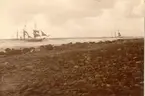 Kalmarbarken Minervas och tremastskonaren Zefyrs förlisning 15 sept 1896 å Jaederen, Norge. T V barken Minerva, t h Zefyr. Vid samma tillfälle strandade här invid även ett norskt skepp.
Se art i Barometern 18/1 1935. 