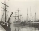 Sigrun vid kaj i Oslo 1904.


Från venster: SKsSkib 