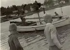 Knubben Tärnan reg. i Karlskrona, hemmahörande på Gö, Blekinge.
Ägare: Sven - Schenna - Andersson, Gö, kungen på Gö kallad. Ordförande i Sydkustfiskarna.
Foto från sent 1950-tal. På Tärnan ses Sven Andersson vid rodret och Theodor Karlsson i fören.
I förgrunden Benny Svensson och Ronny Karlsson.
D.nr:93-57-98