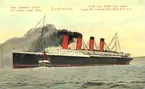 Vykort föreställande Lusitania. Hon byggdes 1905-0906 och var då världens största fartyg. På sin sista färd lämnade Lusitania New York den 1 maj 1915. Fartyget blev den 7 maj torpederat av en tysk ubåt (U-20) vid Old Head of Kinsale utanför Kinsale på Irland. 1198 av de 1959 personerna ombord dog vid förlisningen. Fartyget fraktade dock inte bara passagerare utan även ammunition, vilket är den troliga förklaringen till att U-20:s enda avfyrade torped fick en så kraftig effekt på detta enorma fartyg.
Enligt vittnesmål bland annat från fartygets befälhavare kapten Turner och överlevande passagerare träffades Lusitania av en enda torped. Endast sekunder därefter inträffade en mycket kraftigare explosion. Fartyget fick slagsida och gick under endast 18 minuter efter torpederingen. Även U-20:s befälhavare kaptenlöjtnant Walter Schwieger lär ha uppgivit och infört i loggboken att endast en torped avfyrades. Sänkningen av Lusitania ledde till krav på att USA skulle gå med i kriget mot Tyskland. Detta skedde dock först 1917.