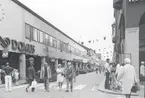 Storgatan mellan 1964 och 1970. Domus är byggt, men biltrafik är fortfarande tillåtet på gatan.