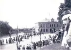 Människor som väntar på någon vid järnvägsstationen i Kalmar omkring 1890. Eventuellt kan det vara ett kungabesök.