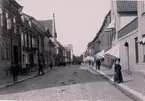 Storgatan i Kalmar vid 1900-talets början. Ett flertal av husen på bildens vänstra sida finns ännu bevarade medan bebyggelsen till höger helt är ersatts av hus från det sena 1900-talet.