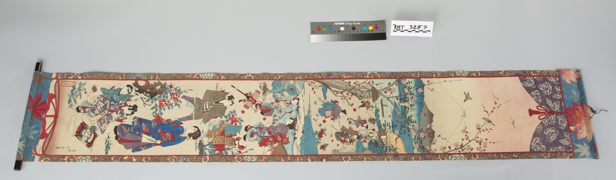 Motivet er rammet inn med et sceneteppe i øvre kant, og dekorativ ramme ved langsidene.