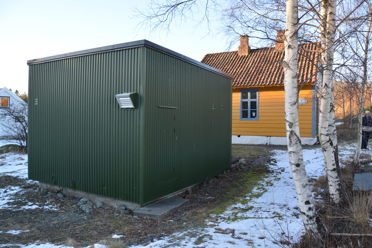 Finnås sentral i Bømlo representerer en typisk "containersentral" i stål. Den ble bygget for en ARK-521 sentral, som nå er byttet ut med en AXE-RSS for 400 nummer. Sentralens nærmeste nabo er Norges eldste telegrafhus, Kulleseid telegrafstasjon. De to bygningenen ligger bare få meter fra hverandre.
l