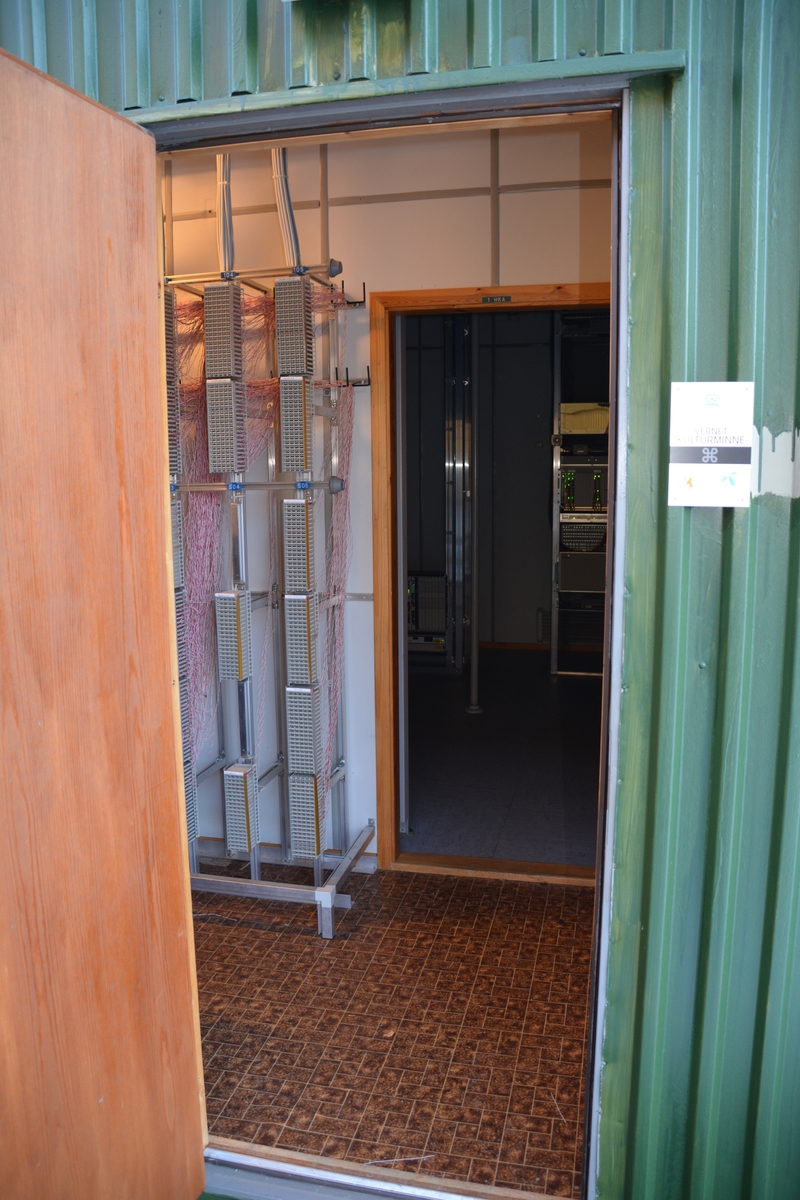 Finnås sentral i Bømlo representerer en typisk "containersentral" i stål. Den ble bygget for en ARK-521 sentral, som nå er byttet ut med en AXE-RSS for 400 nummer. Sentralens nærmeste nabo er Norges eldste telegrafhus, Kulleseid telegrafstasjon. De to bygningenen ligger bare få meter fra hverandre.
l