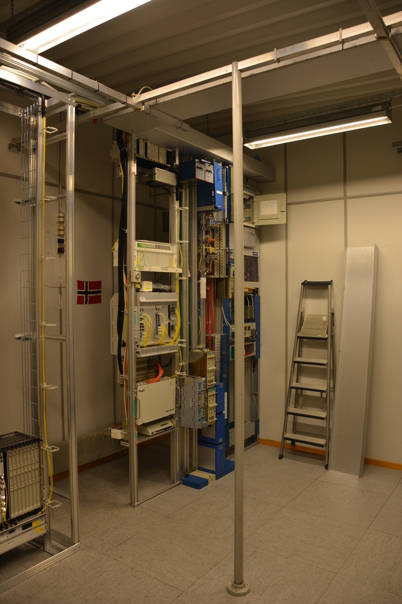 Finnås sentral i Bømlo representerer en typisk "containersentral" i stål. Den ble bygget for en ARK-521 sentral, som nå er byttet ut med en AXE-RSS for 400 nummer. Sentralens nærmeste nabo er Norges eldste telegrafhus, Kulleseid telegrafstasjon. De to bygningenen ligger bare få meter fra hverandre.
l