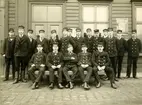 Personal på Falköping-Rantens station omkring 1920. Tredje mannen från höger är Karl-Emil Magnusson (min farfar).  Övriga okända. Karl-Emil som var en duktig snickare och träsnidare har säkerligen själv tillverkat ramen. 
Troligen är såväl stations- som konduktörspersonal representerade på bilden. Om man lyckats samla all personal till detta fototillfälle är okänt.