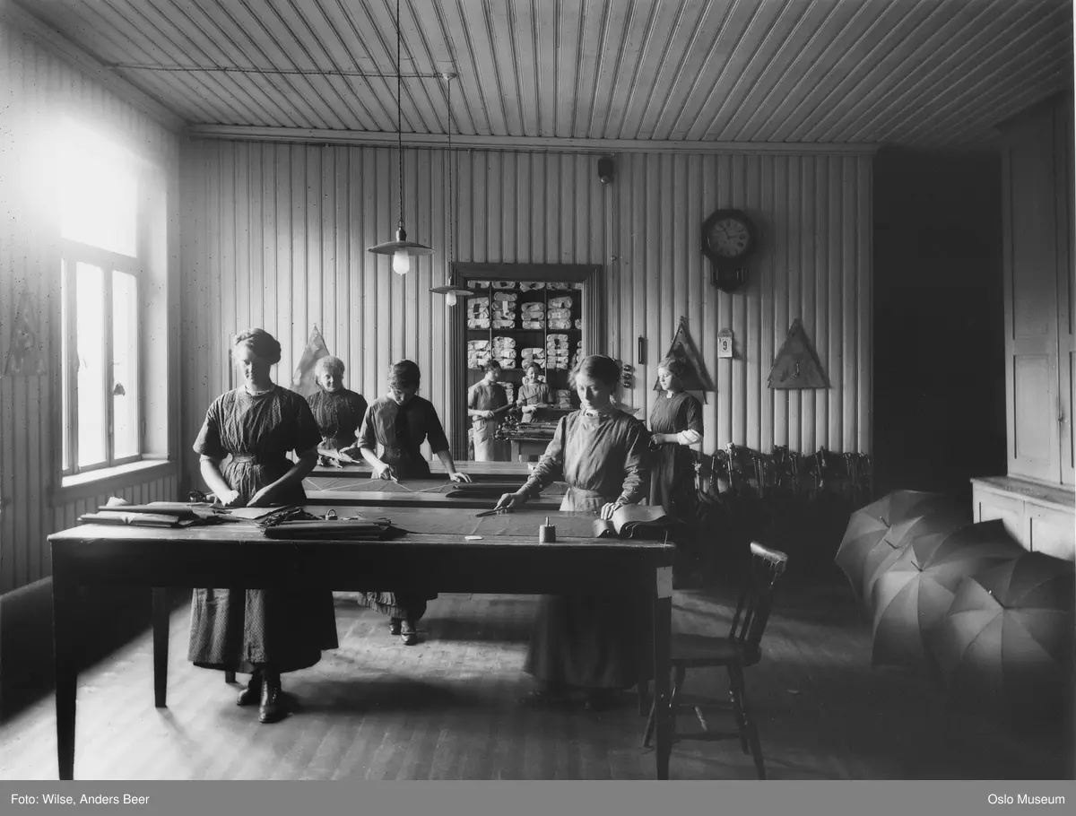 Christiania paraply- og parasollfabrikk, interiør, produksjonslokale, arbeidere, kvinner