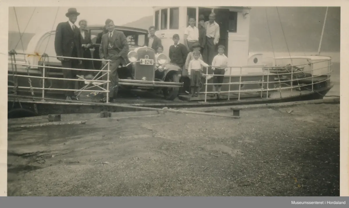 Den første bilen som vart frakta over fjorden frå Breistein til Valestrandsfossen med M/B Valestrand (Kuttaren). År 1939. Bilen er ein Chevrolet årsmodell 1931. I Norges Bilbok 1935 står den med eier Nils Røskeland, Fougstads gt. 37, Oslo.
Frå venstre: Albert Håland, Anna Røskeland, Einar Røskeland, bak bilen ved styrehuset ferjeførar Karl Håland, 
i døra til styrehuset Marta Brakvatne, Nils Brakvatne, nokre born.