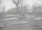 Källa ödekyrkogård.
Gravhällar före restaureringen.