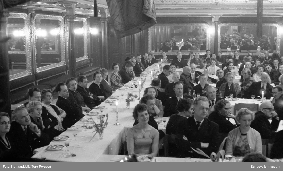 50-årsjubileum för Pappersindustriarbetareförundets avdelning 128 Nyhamn. Stor galamiddag i Stadshussalongen med en lång rad talare.