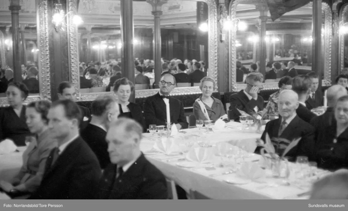 50-årsjubileum för Pappersindustriarbetareförundets avdelning 128 Nyhamn. Stor galamiddag i Stadshussalongen med en lång rad talare.