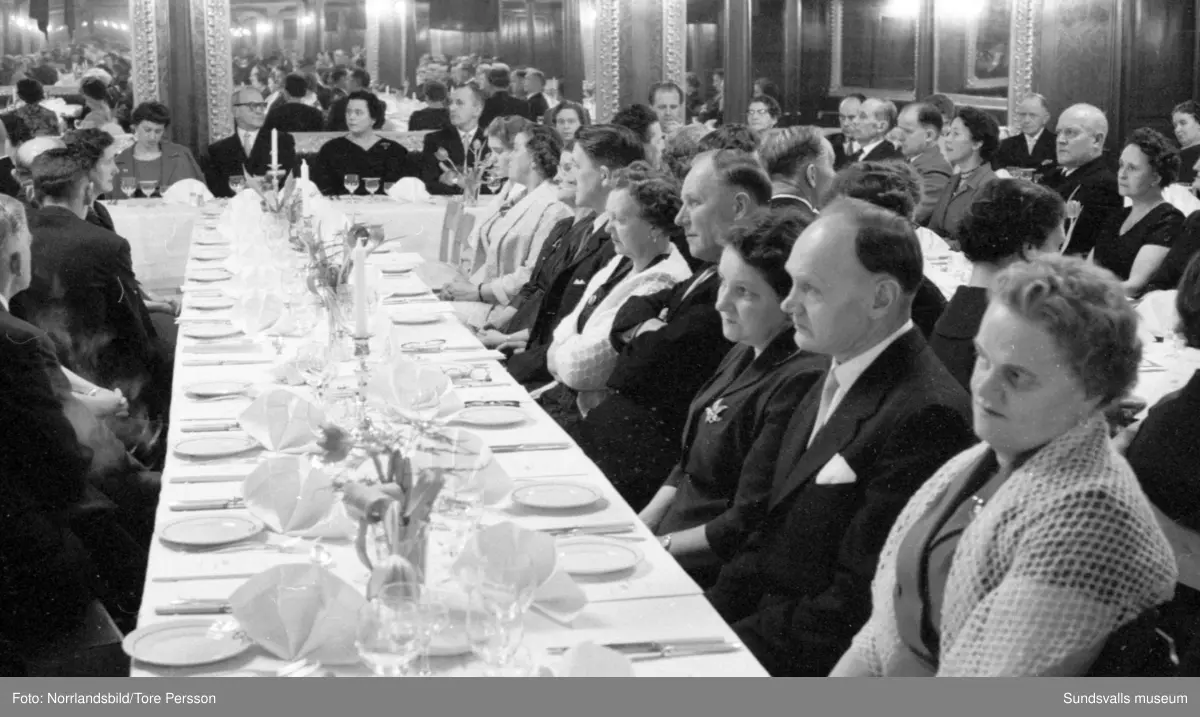 50-årsjubileum för Pappersindustriarbetareförundets avdelning 128 Nyhamn. Stor galamiddag i Stadshussalongen med en lång rad talare.