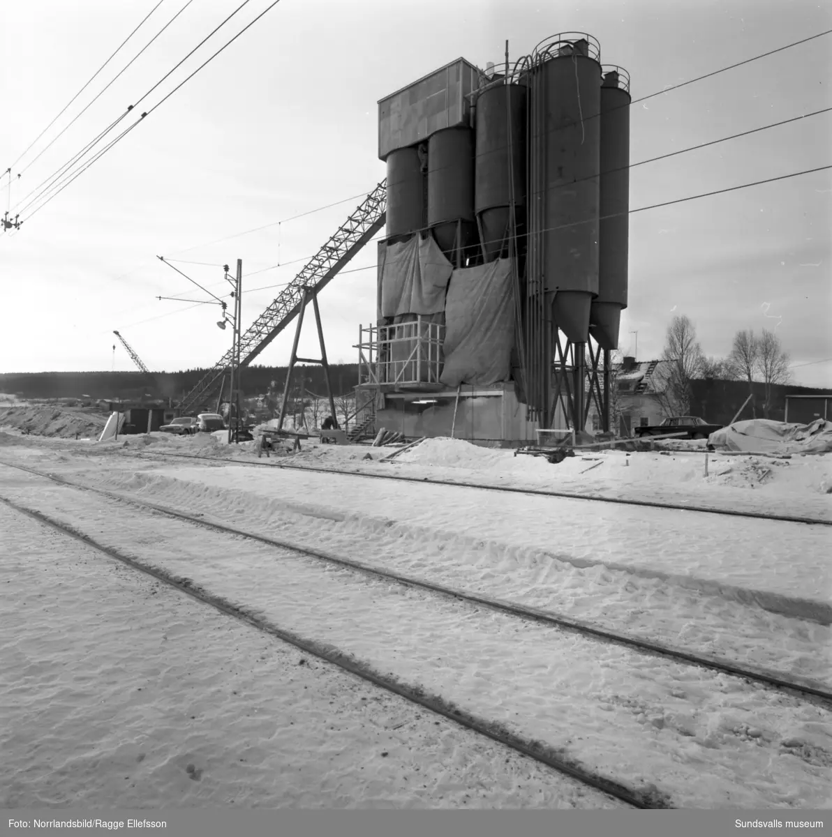 Cementsilo invid järnvägen i Granlo, Selånger.