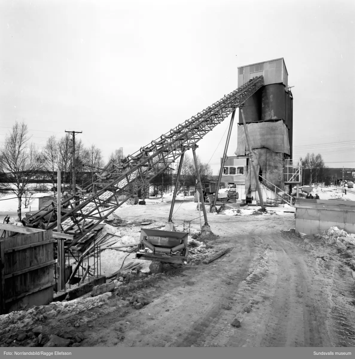 Cementsilo invid järnvägen i Granlo, Selånger.