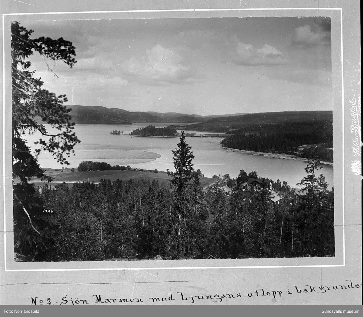 Gamla bilder från Attmar och Sörfors 1902. Originalfoto av fotografen Hildur Björklind, reprofotograferat för SCA.
1: Vy från Lucksta österut över sjön Marmen, Kampåkern, Ladsvedjan mot utloppet i Ljungan.
2: Vy söderut över gamla Sörfors bruk mot sjön Vikarn och Näset.
3: Lindsjön sedd från Sörlindsjö.
4: Lindsjön fotograferad från Sörforsåsen.
5: Sörfors bruk.
6: Sörfors trämassefabrik.
7: Attmars kyrka.
8: Landsvägen i Lucksta mot Sörfors.
9: Övre delen av sjön Marmen vid Ljungans inlopp. Tuna kyrka i bakgrunden.