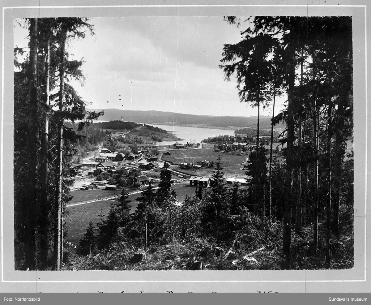Gamla bilder från Attmar och Sörfors 1902. Originalfoto av fotografen Hildur Björklind, reprofotograferat för SCA.
1: Vy från Lucksta österut över sjön Marmen, Kampåkern, Ladsvedjan mot utloppet i Ljungan.
2: Vy söderut över gamla Sörfors bruk mot sjön Vikarn och Näset.
3: Lindsjön sedd från Sörlindsjö.
4: Lindsjön fotograferad från Sörforsåsen.
5: Sörfors bruk.
6: Sörfors trämassefabrik.
7: Attmars kyrka.
8: Landsvägen i Lucksta mot Sörfors.
9: Övre delen av sjön Marmen vid Ljungans inlopp. Tuna kyrka i bakgrunden.