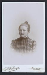 Visittkortfotografi, kvinne i pentøy