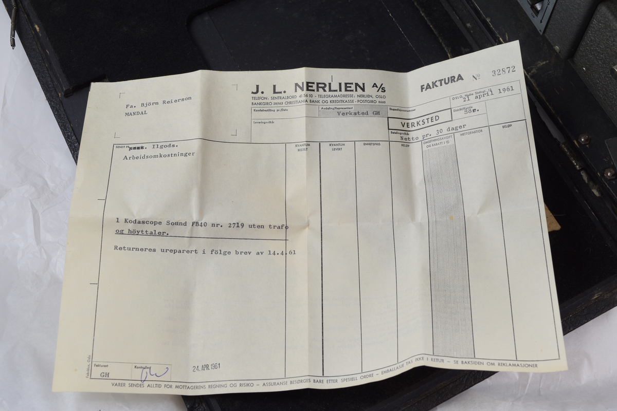 Filmfremviser til filmruller. Filmen tres gjennomapparatet som vist på arket på eskens innside. Rektangulær koffert rundt apparatet med luker som kan åpnes der det er behov. (Høyttalere kommer i tillegg - se referanser.)