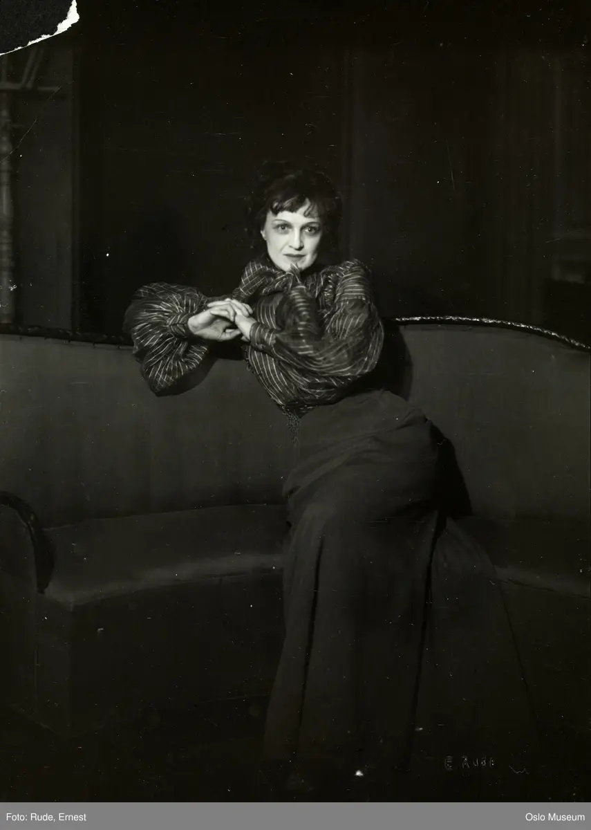 portrett, kvinne, skuespillerinne, rollebilde, tittelrollen i "Agnete" på Nationaltheatret, sittende helfigur, kostyme