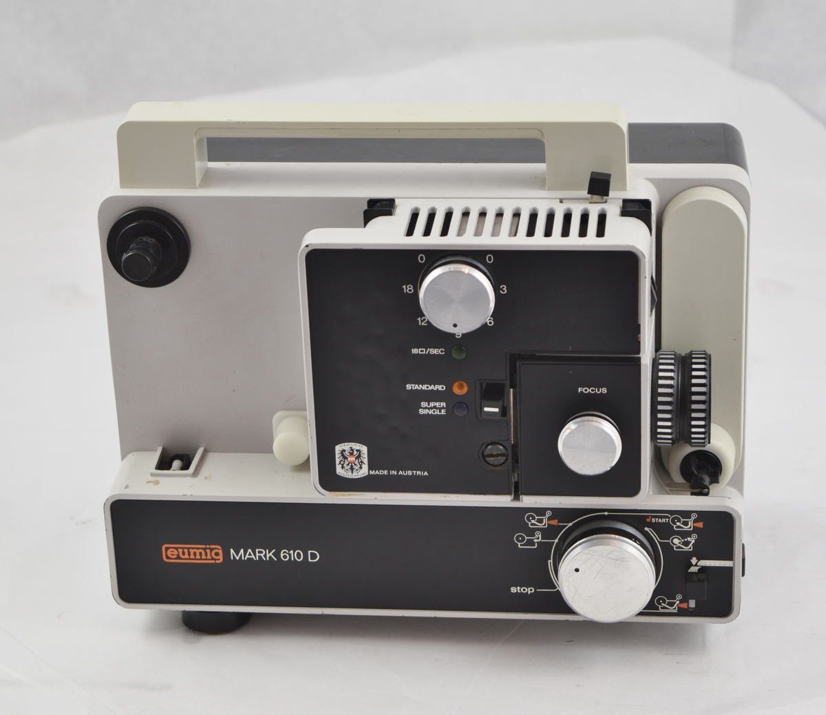 Filmfremviser til filmruller i veske med tilbehør. Filmen tres automatisk gjennom apparatet.