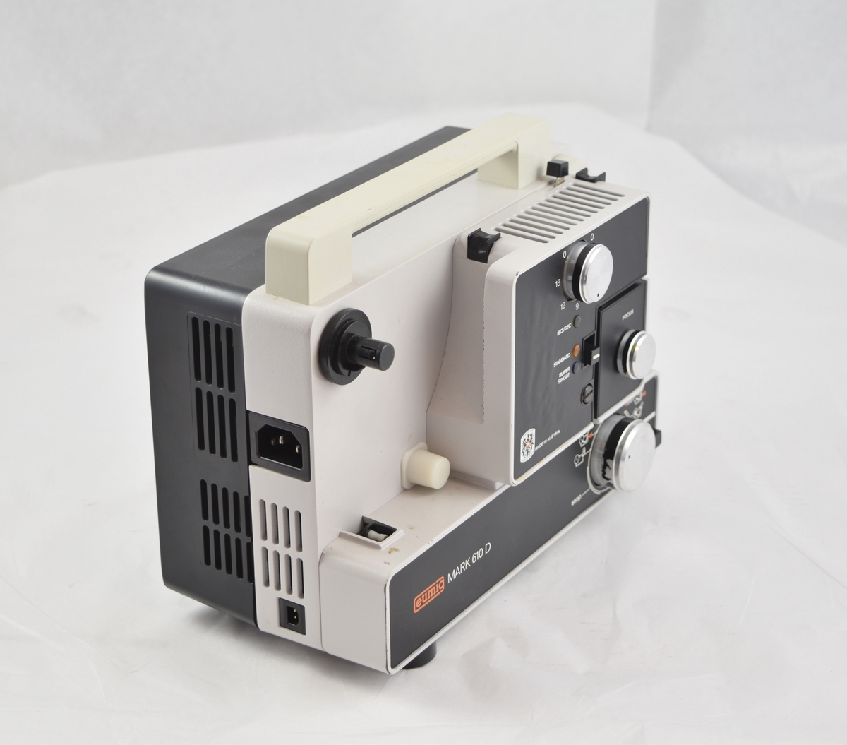 Filmfremviser til filmruller i veske med tilbehør. Filmen tres automatisk gjennom apparatet.