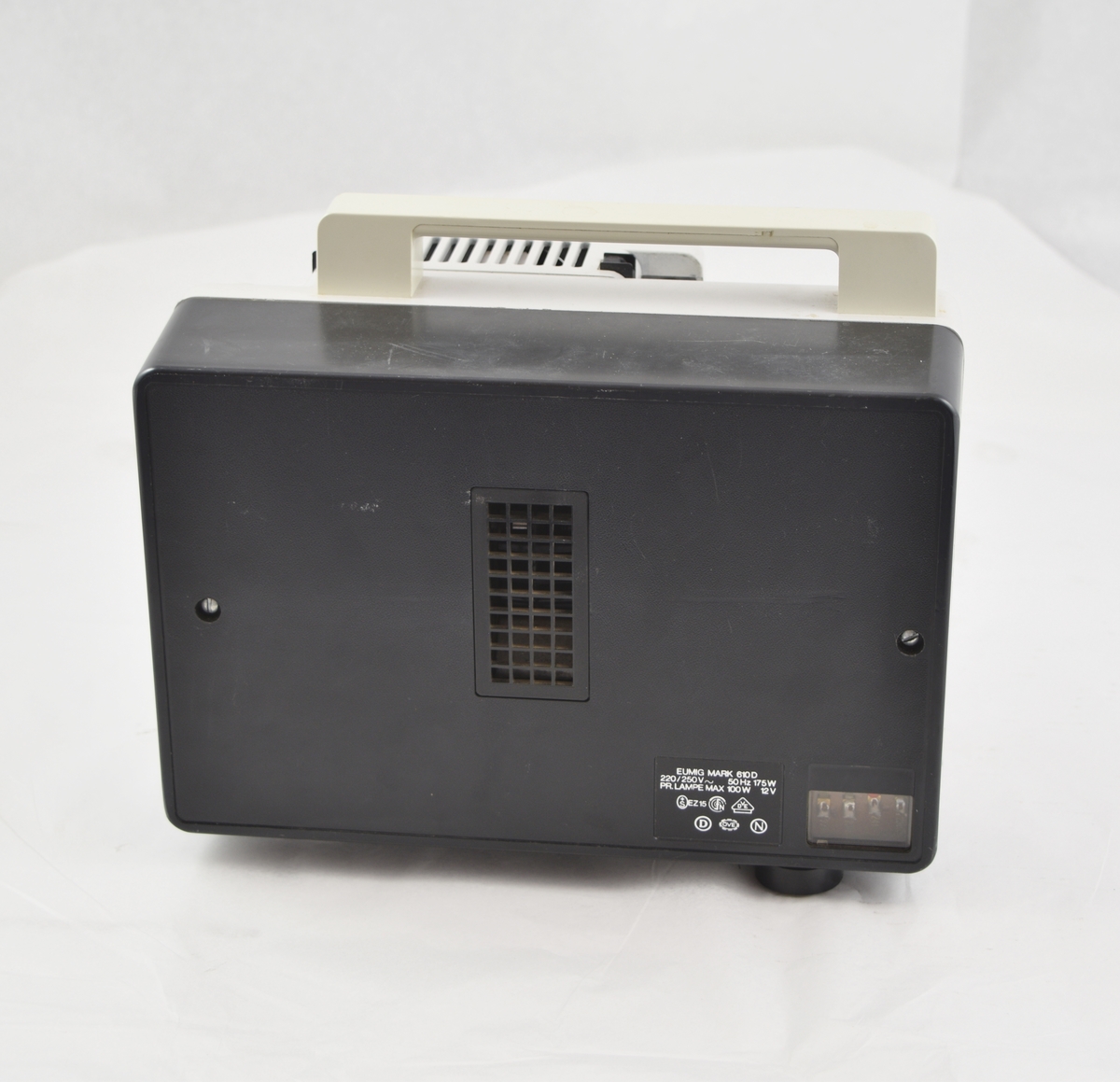 Filmfremviser til filmruller i veske med tilbehør. Filmen tres automatisk gjennom apparatet.