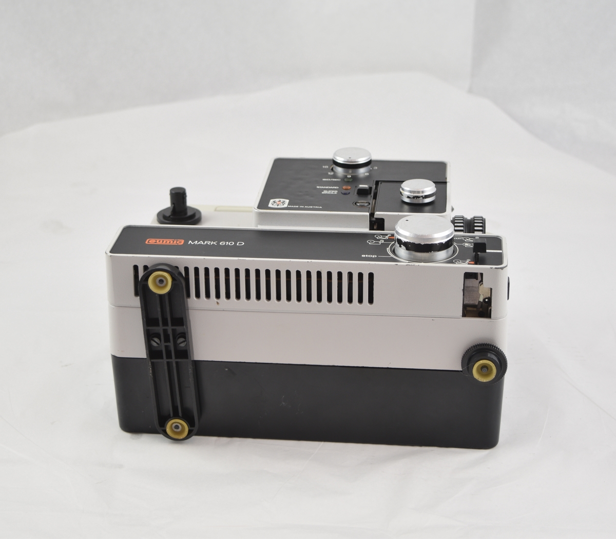 Filmfremviser til filmruller i veske med tilbehør. Filmen tres automatisk gjennom apparatet.