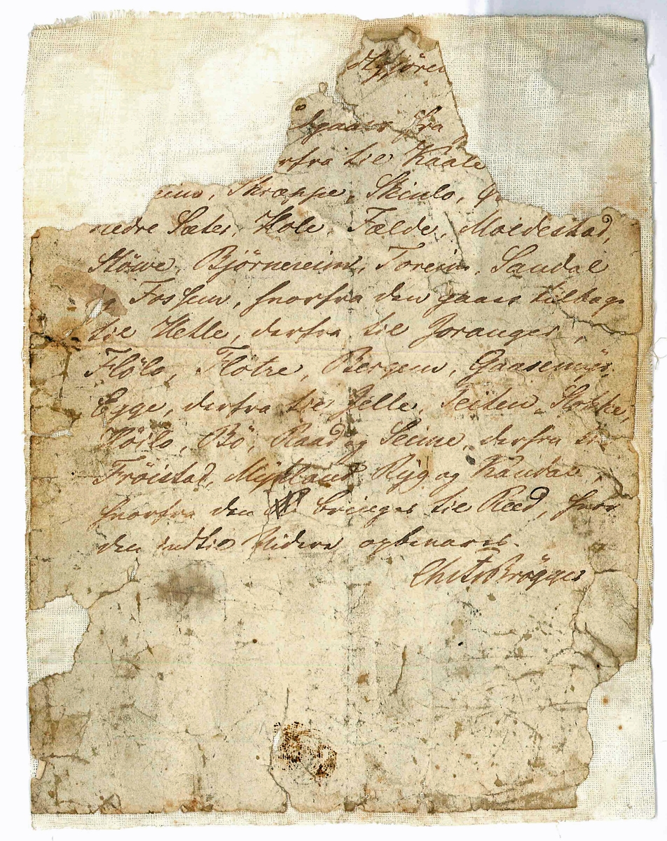 Bodstikke. Uthola sylinder i to delar.
Inni holrommet ligg eit samanrulla ark, papir er fest til eit tynt vove ark. Det er handskrive tekst på arket. Noko av byrjinga er borte, då noko av papiret er falt av der.
Sylindaren er i tre med ein jarnspiss i eine enda. Det er to små, gjennomgåand hol nedst på kvar del. Når dei to delane var sett saman, vart det sett inn ein pinne eller liknande gjennom hola på kvar side, slik at delane vart låste saman.
På eine sida og på enda er det eit symbol stansa inn i treet. Symbolet ser ut som ein stor C med noko inni. Over C-forma er ei krune.