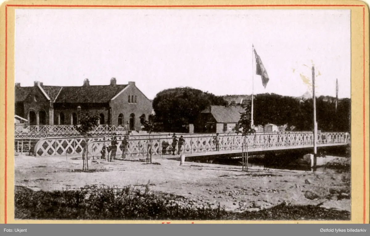 Kanalen i Moss. Kanalbrua, svingbrua fra 1888 og tollboden i bakgrunnen til venstre ca. 1900 .