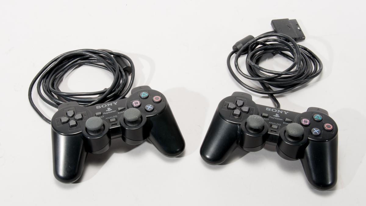 Två handkontroller Sony Playstation Analog Controller typ SCPH-10010 avsedda för Playstation 2.