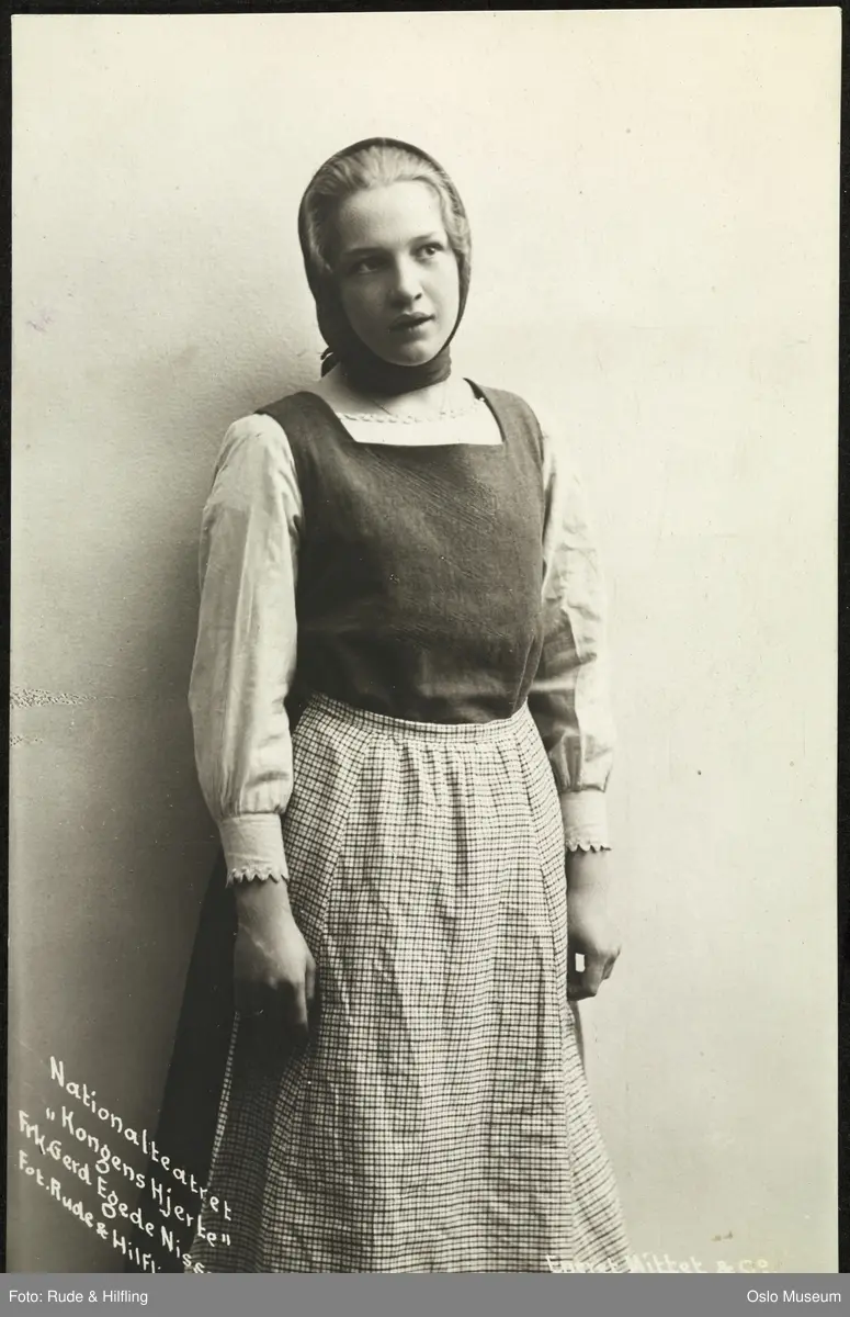 portrett, kvinne, skuespillerinne, rollebilde, Lersol i "Kongens hjerte", stående knefigur, kostyme