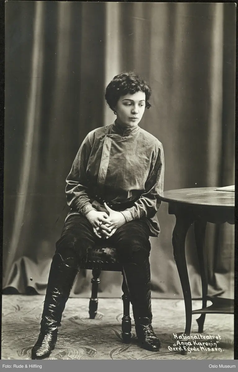 portrett, kvinne, skuespillerinne, rollebilde, Serescha i "Anna Karenina" på Nationaltheatret, sittende helfigur, kostyme