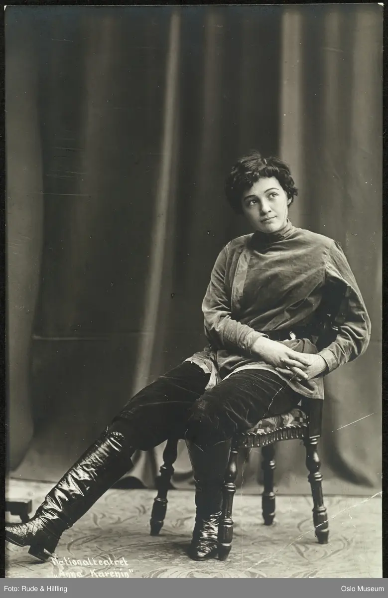 portrett, kvinne, skuespillerinne, rollebilde, Serescha i "Anna Karenina" på Nationaltheatret, sittende helfigur, kostyme