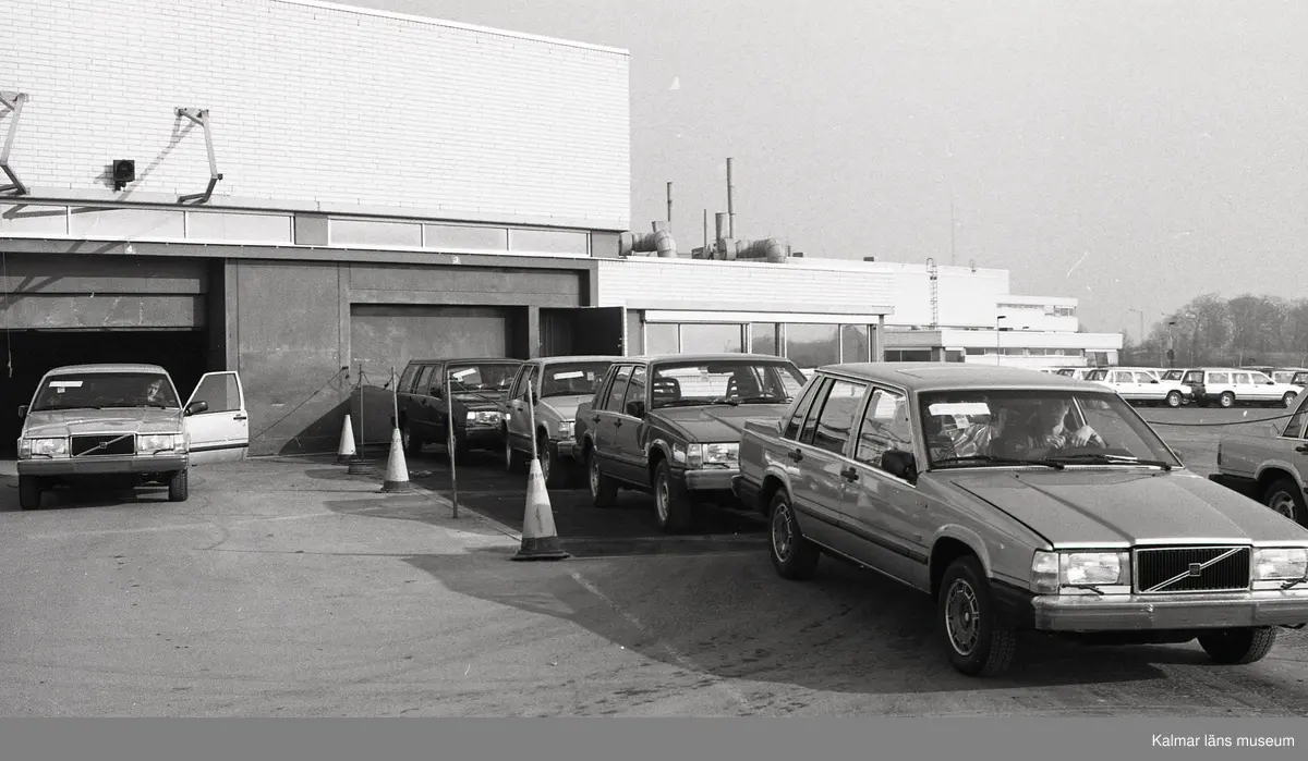 Nya bilar kör ut från Volvo Kalmarverken.