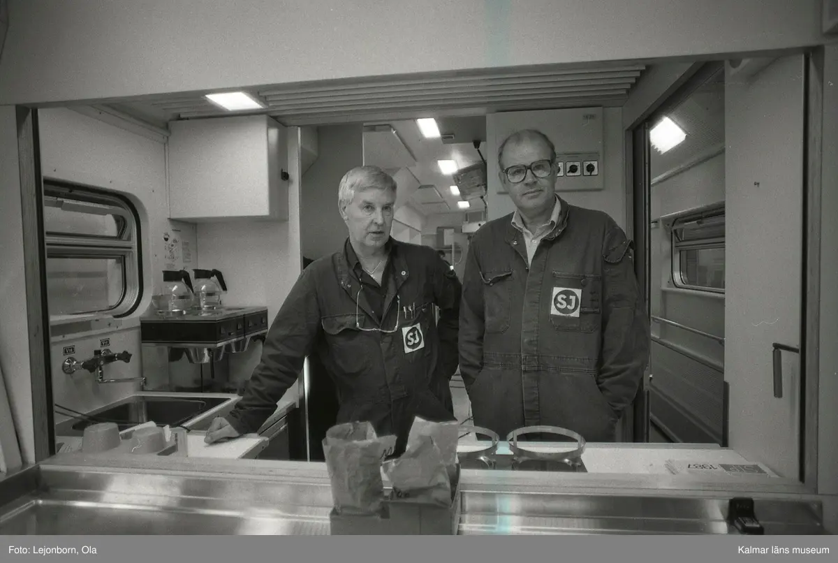 Kalmar Verkstad AB ( KVAB ). Inspektörer från kunden SJ, som besiktigar utfört arbete innan övertagande av vagnen.