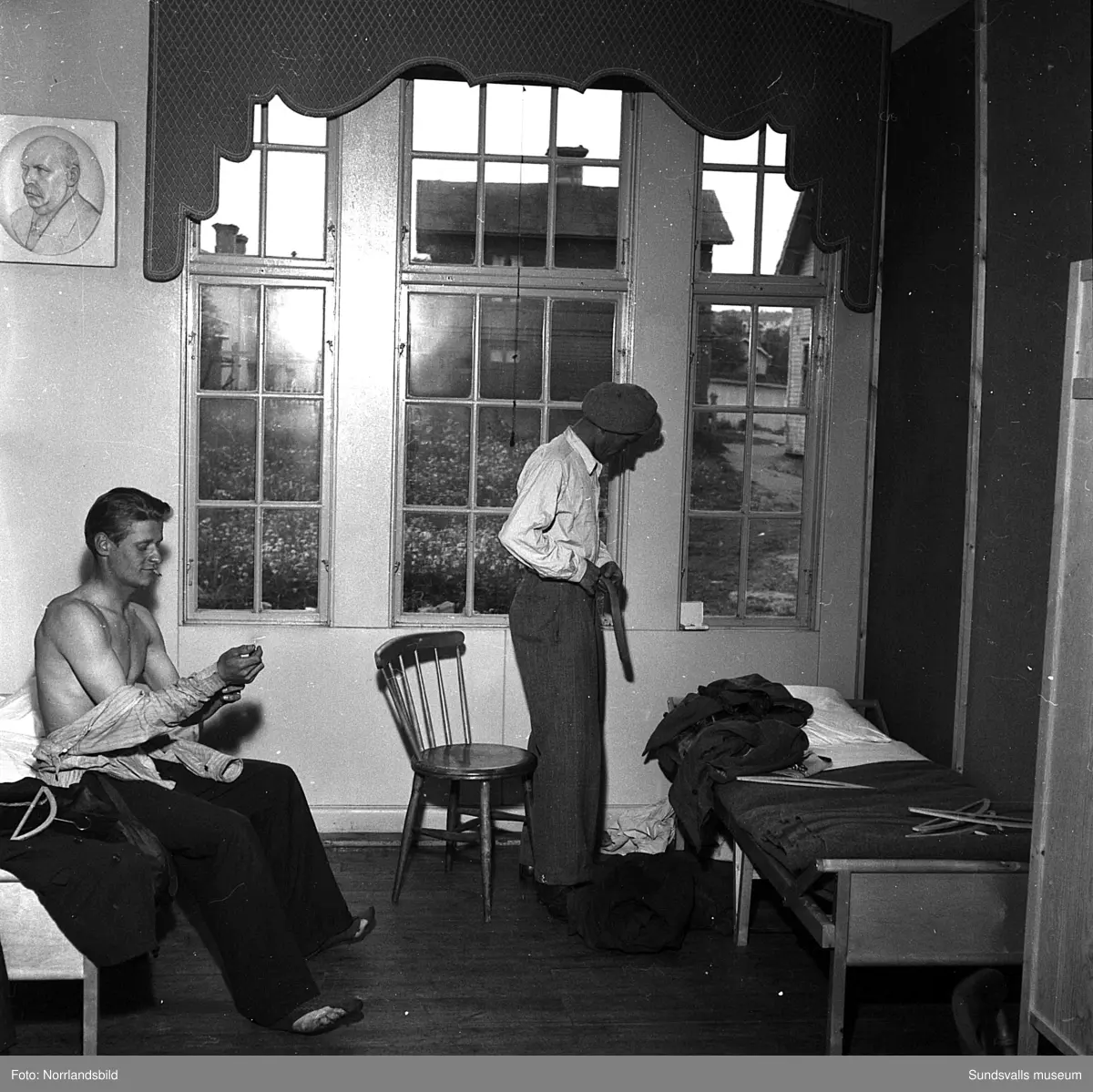 Sommaren 1951 anlände tolv finländska arbetare med båten Ragne till Sundsvall för att jobba vid Ortvikens sulfitfabrik. En välkommen förstärkning i tider då det var ont om arbetskraft. Som tillfällig förläggning användes Skönsbergs Folkets hus där den så kallade B-salen förvandlats till logement med tältsängar och i D-salen en trappa ned serverades maten. På den första bilden är det plåtslagaren Urhi Karlsson från Gamla Karleby som serveras spenatsoppa av Helga Rödén. På bild tre är det Eino Havu från Björneborg, till höger, som byter om efter sin första arbetsdag vid Ortviken.