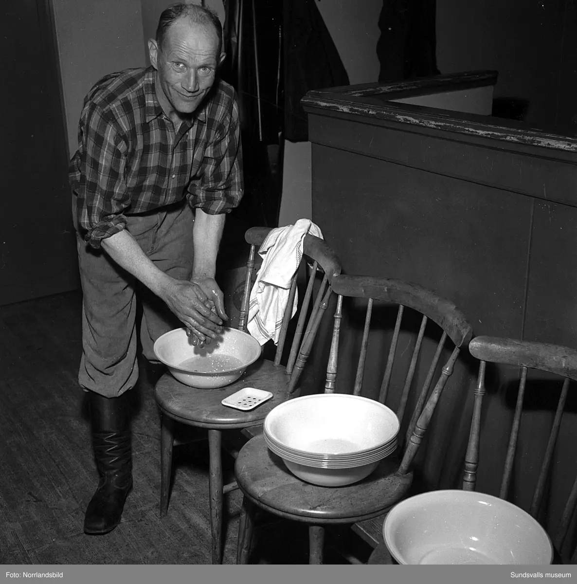 Sommaren 1951 anlände tolv finländska arbetare med båten Ragne till Sundsvall för att jobba vid Ortvikens sulfitfabrik. En välkommen förstärkning i tider då det var ont om arbetskraft. Som tillfällig förläggning användes Skönsbergs Folkets hus där den så kallade B-salen förvandlats till logement med tältsängar och i D-salen en trappa ned serverades maten. På den första bilden är det plåtslagaren Urhi Karlsson från Gamla Karleby som serveras spenatsoppa av Helga Rödén. På bild tre är det Eino Havu från Björneborg, till höger, som byter om efter sin första arbetsdag vid Ortviken.