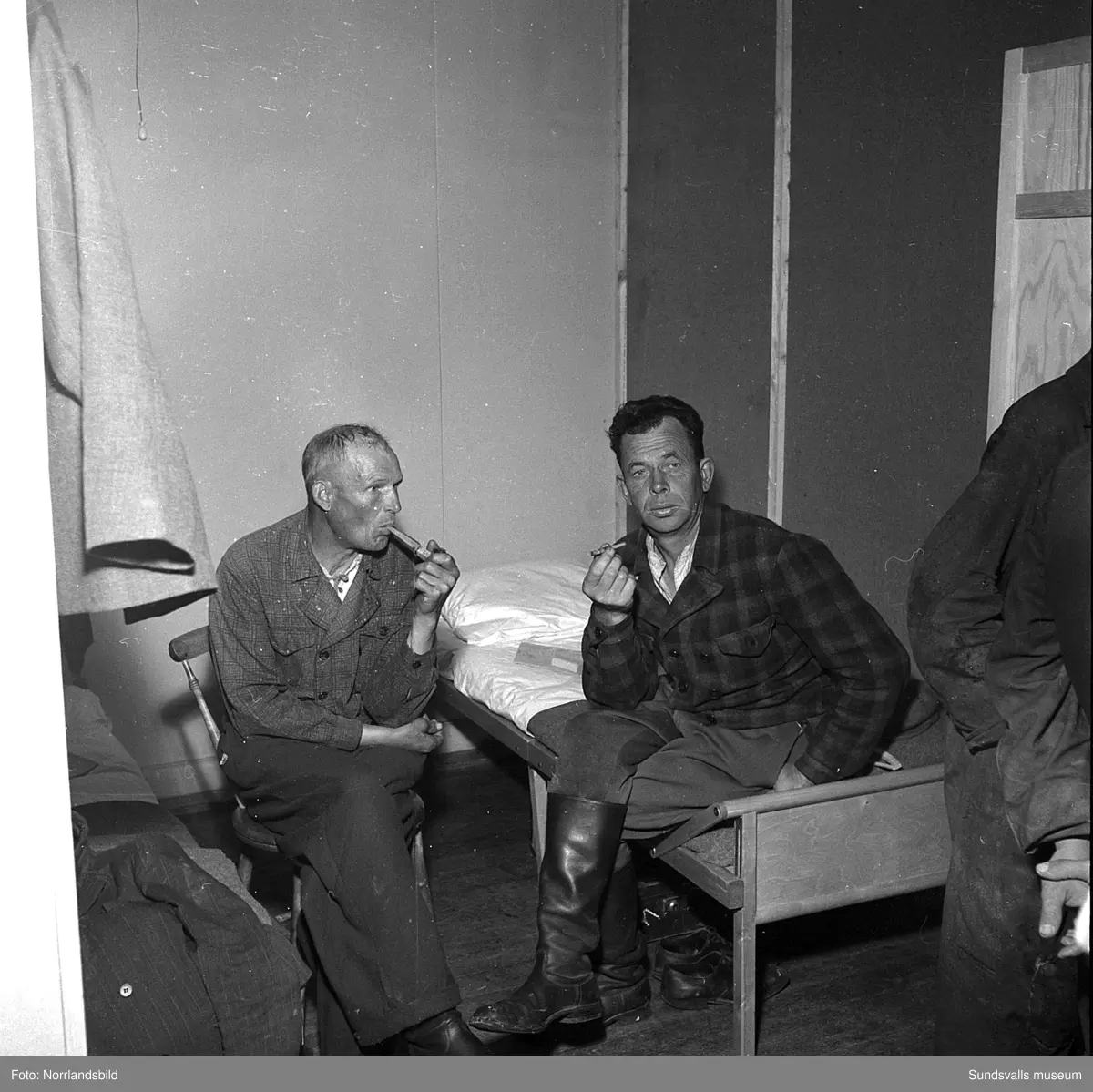 Sommaren 1951 anlände tolv finländska arbetare med båten Ragne till Sundsvall för att jobba vid Ortvikens sulfitfabrik. En välkommen förstärkning i tider då det var ont om arbetskraft. Som tillfällig förläggning användes Skönsbergs Folkets hus där den så kallade B-salen förvandlats till logement med tältsängar och i D-salen en trappa ned serverades maten. På den första bilden är det plåtslagaren Urhi Karlsson från Gamla Karleby som serveras spenatsoppa av Helga Rödén. På bild tre är det Eino Havu från Björneborg, till höger, som byter om efter sin första arbetsdag vid Ortviken.