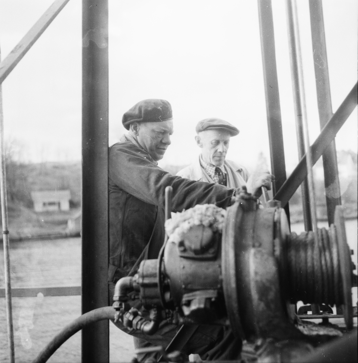 Vardens arkiv. "Sprengningen på Strømtangskjæret i Porsgrunn" 27.04.1954