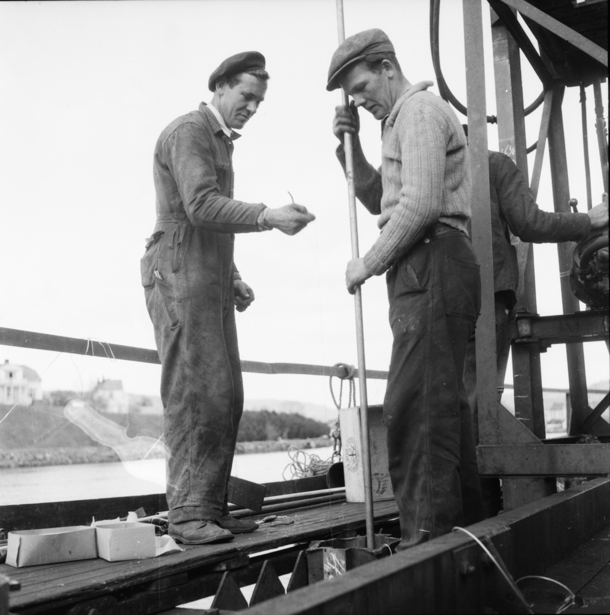 Vardens arkiv. "Sprengningen på Strømtangskjæret i Porsgrunn" 27.04.1954