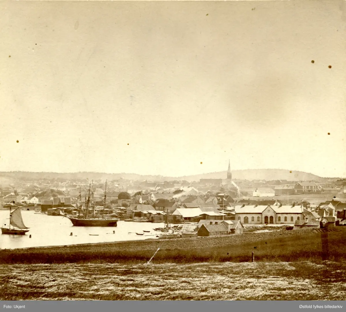 Moss by med Mossesundet til venstre ca. 1874, fotografert fra Jeløy-sida.